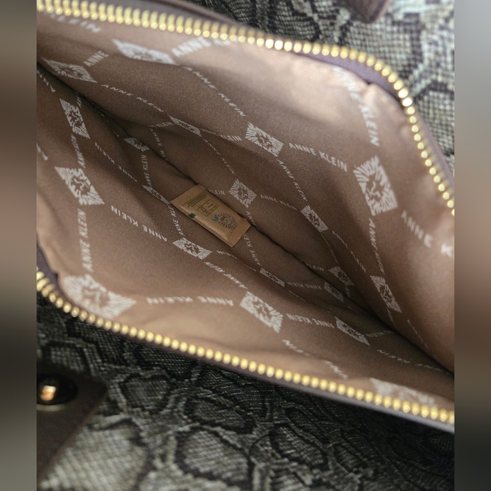 NWOT Tote Bag and Matching Wallet - Picture 4 of 5